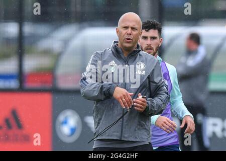 ROTTERDAM, PAESI BASSI - GIUGNO 21: Coach Arne slot di Feyenoord durante una sessione di formazione di Feyenoord a Varkenoord il 21 Giugno 2021 a Rotterdam, Paesi Bassi. (Foto di Yannick Verhoeven/Orange Pictures) Foto Stock