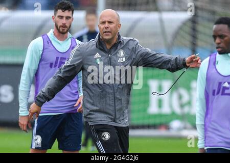 ROTTERDAM, PAESI BASSI - GIUGNO 21: Coach Arne slot di Feyenoord durante una sessione di formazione di Feyenoord a Varkenoord il 21 Giugno 2021 a Rotterdam, Paesi Bassi. (Foto di Yannick Verhoeven/Orange Pictures) Foto Stock