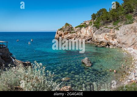 La spiaggia di Deia, sull'isola delle Baleari di Maiorca in Spagna Foto Stock