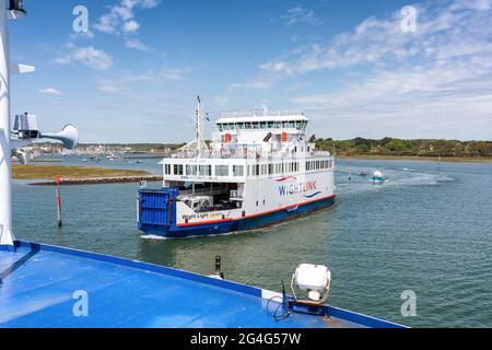 Il traghetto per l'Isola di Wight Wightlink naviga attraverso il Solent tra Lymington e Yarmouth Foto Stock