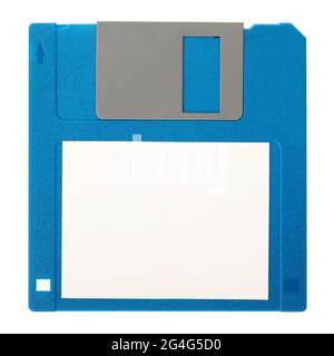 Floppy disk blu con etichetta vuota isolata su sfondo bianco, percorso di ritaglio Foto Stock