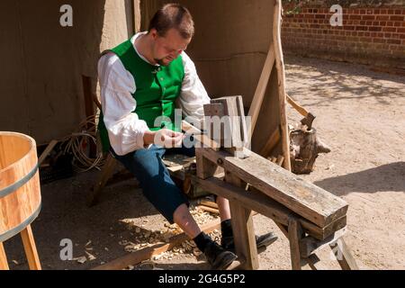 Auning, Danimarca - 19 giugno 2021: Il falegname produce bastoni per botti di legno nel 1700 Foto Stock