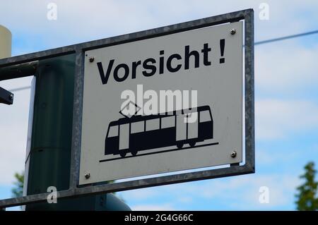 Un cartello avverte di aver attraversato i treni in una stazione della metropolitana di Francoforte-Riedberg. Foto Stock