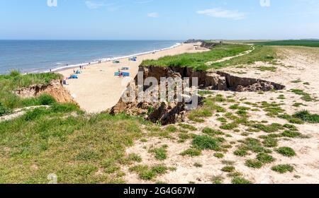 Rapida erosione delle scogliere a Happisburgh sulla costa Norfolk Foto Stock