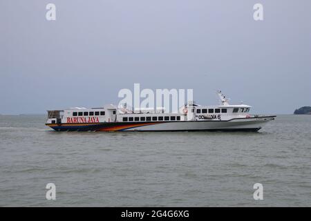 BATAM, INDONESIA - 06 agosto 2019: Nave passeggeri, logistica aziendale e trasporto, a Tanjung Pinang, Isole Riau, 6 agosto 2019 Foto Stock