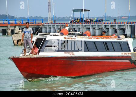 BATAM, INDONESIA - 06 agosto 2019: Nave passeggeri, logistica aziendale e trasporto, a Tanjung Pinang, Isole Riau, 6 agosto 2019 Foto Stock