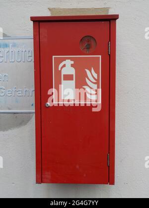 FRANCOFORTE, GERMANIA - 27 maggio 2021: Una cassetta di stoccaggio per un estintore in un garage di una zona residenziale a Francoforte, Germania. Foto Stock