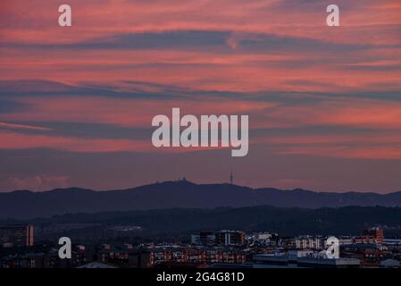 Collserola al tramonto, vista da Terrassa (Vallès Occidental, Barcellona, Catalogna, Spagna) ESP: Sierra de Collserola al atardecer, (Barcellona) Foto Stock