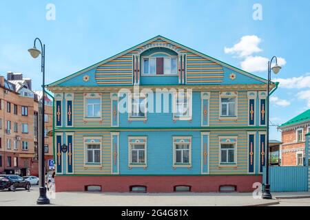 Vista della colorata vecchia casa tatar presso il vecchio insediamento Tatar a Kazan, Russia. Foto Stock