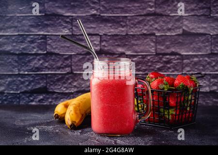 Frullato di fragola o cocktail nel vaso di vetro Foto Stock