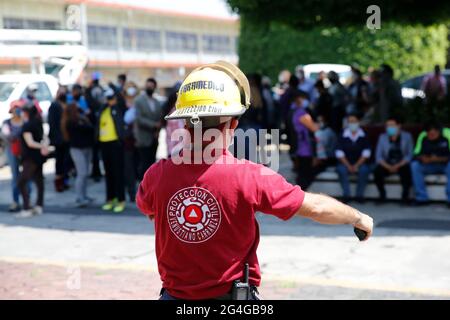 Città del Messico, Messico, 21 giugno 2021. I cittadini messicani partecipano durante l'esercizio annuale del terremoto con l'ipotesi di un terremoto di grande entità; le persone sono state coordinate dal corpo nazionale della protezione civile, con l'obiettivo di migliorare le evacuazioni di edifici e rafforzare le azioni preventive in caso di disastro. Credito. Angel Morales Rizo/Eyepix Group/Alamy Live News Foto Stock