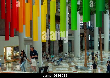 New York, Stati Uniti. 19 giugno 2021. In occasione della Prime Week i visitatori possono vedere l'installazione 'Radiance'' in Brookfield Place a New York sabato 19 giugno 2021. (ÂPhoto di Richard B. Levine) Credit: Sipa USA/Alamy Live News Foto Stock