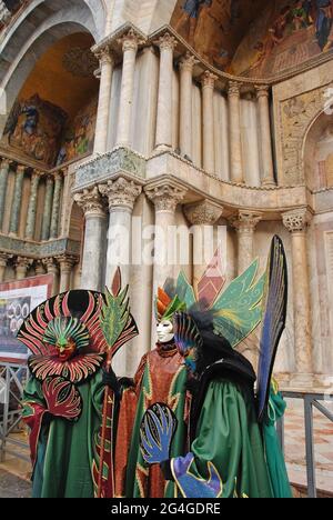 Venezia, Italia - 5 febbraio 2008. Gli amanti del Carnevale posano per scattare fotografie al Carnevale di Venezia in Piazza San Marco Foto Stock