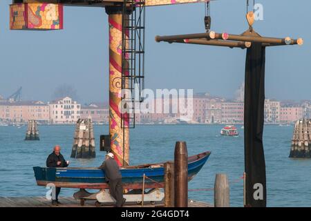 Venezia,Regione Veneto,Italia:due amici si divertono sul molo delle Fondamenta delle Zattere sul lungomare di Venezia. Foto Stock