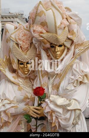 Venezia, Italia - 5 febbraio 2008. Gli amanti del Carnevale posano per scattare fotografie al Carnevale di Venezia Foto Stock