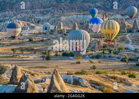 Cappadocia, 05 ottobre 2018: Palloncini colorati ad aria calda che volano sopra formazioni rocciose di campagna al mattino presto a Cappadocia, Goreme, Turchia Foto Stock