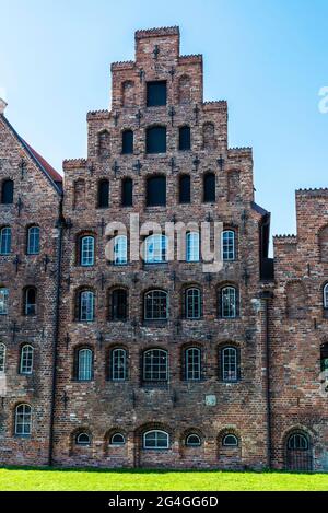 Facciata dei magazzini salini medievali o Salzspeicher vicino alla porta di Holsten o Holstentor a Lübeck, Germania Foto Stock