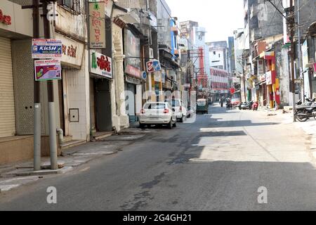 VALSAD, INDIA - 03 aprile 2020: Blocco in India durante il covid -19 pandemia strada vuota, nessuna gente, negozi vuoti Città Valsad, Gujarat stato, paese-in Foto Stock