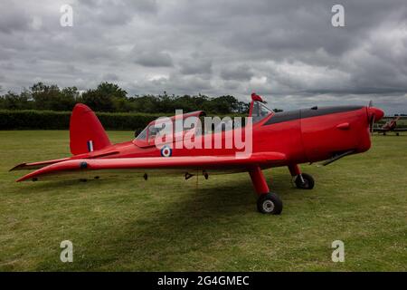 1952 de Havilland Canada DHC-1 Chippmunk T22 (G-BCGC) utilizzato per l'allenamento in volo da parte del principe Carlo di HRH e ancora dipinto in colori Royal Flight Foto Stock