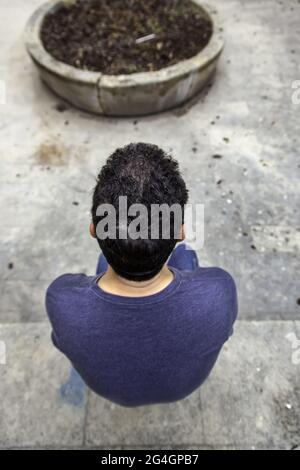 Uomo seduto su strada pensivo, persone e stile di vita, riposo Foto Stock