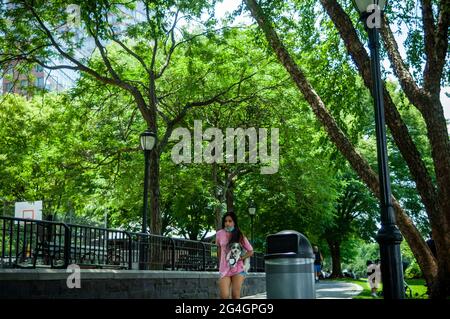 New York, Stati Uniti. 19 giugno 2021. Attività nel parco fluviale Hudson a New York sabato 19 giugno 2021. (ÂPhoto di Richard B. Levine) Credit: Sipa USA/Alamy Live News Foto Stock