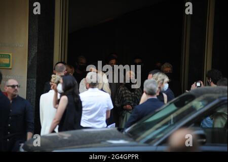 Milano, Adrien Brody alla sfilata Armani l'attore e produttore americano ADRIEN BRODY lascia l'hotel Armani e, accompagnato da Roberta Armani, cammina verso la maison Armani dove si svolgerà la sfilata di moda. Foto Stock