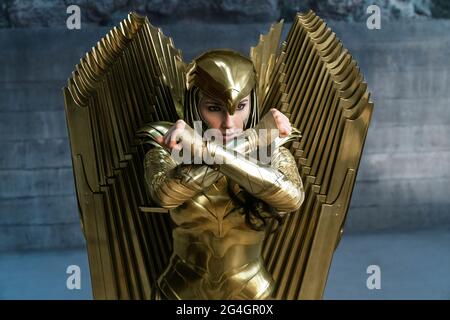 Wonder Woman 1984 (2020) diretto da Patty Jenkins e interpretato da Gal Gadot come Wonder Woman che assume il suo arciemico il Cheetah durante la guerra fredda. Foto Stock