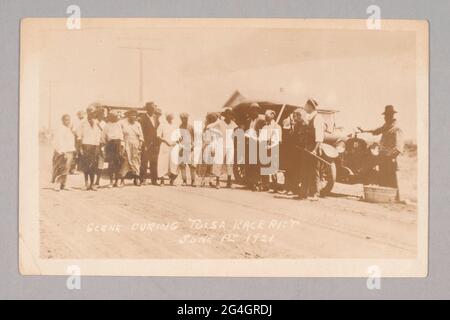 Il 31 maggio e il 1 giugno 1921, a Tulsa, Oklahoma, mob di residenti bianchi hanno brutalmente attaccato la comunità afroamericana di Greenwood, conosciuta colloquialmente come "Black Wall Street", nel massacro razziale più letale della storia degli Stati Uniti. In mezzo alla violenza, sia i rioter bianchi che la Guardia nazionale dell'Oklahoma hanno arrotondato i residenti neri di Greenwood e li hanno costretti ai centri di detenzione. Più di 6,000 afroamericani sono stati internati presso la Convention Hall, la zona fieristica della contea di Tulsa e lo stadio di baseball McNulty Park. Alcuni sono stati tenuti per il tempo di otto giorni.;cartoline fotografiche del Tulsa Foto Stock