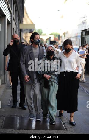 Milano, Adrien Brody alla sfilata Armani l'attore e produttore americano ADRIEN BRODY lascia l'hotel Armani e, accompagnato da Roberta Armani, cammina verso la maison Armani dove si svolgerà la sfilata di moda. Foto Stock