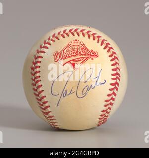 Un campionato ufficiale di baseball della World Series 1992. Il baseball è una pelle bianca con cuciture rosse. Il tipo rosso sul baseball recita: [Rawlings] e [PALLA UFFICIALE / SERIE MONDIALE 1992 / Francis T. Vincent, Jr / COMMISSARIO]. Il logo della World Series 1992 è stampato anche sul baseball. Sotto il logo, c'è un autografo di Toronto Blue Jay Joe carter, in inchiostro blu. Il giocatore afro-americano carter è uno dei due giocatori che finiscono una World Series con una corsa a casa. Foto Stock