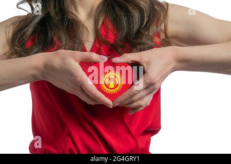 Amore Kirghizistan la donna tiene un cuore sotto forma di bandiera del Kirghizistan sul petto. Concetto di patriottismo. Foto Stock