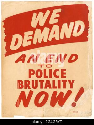 Lo scopo del 1963 marzo su Washington per l'occupazione e la libertà era quello di difendere i diritti civili ed economici degli afroamericani. Cartellone di cartone con fondo biancastro e scritte rosse e bianche. Nel testo generale si legge "chiediamo ora di porre fine alla brutalità della polizia!" Nella parte superiore della targhetta è presente un'ampia striscia rossa di colore con testo bianco che riporta la dicitura e n. x201c;RICHIESTA/RICHIESTA." Di seguito è riportata una scritta rossa in un font che imita il testo scritto a mano che recita "AN END/ TO/ POLICE/ BRUTALITY/ NOW!" Tutto il testo è centrato al centro. Foto Stock