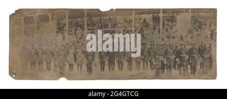 Stampa in albume di membri afro-americani del Grand United Order of Odd Fellows. Gli uomini sono in piena uniforme di fronte ad una tribuna all'Ohio state University. La tribuna è piena di persone. Una grande bandiera americana è visibile sul lato sinistro della fotografia. Foto Stock