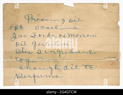 Questa è una ricetta scritta a mano per la Formula olio di pressatura creata dal poro College scritto in inchiostro blu su carta foderata. "Olio da pressatura/ vaselina per 1 pt/vaselina per midollo di fords/olio geranio/agitare 3 ingredienti,/ insieme/ olio sufficiente per/ profumo." La ricetta ha profonde pieghe di piegatura che sono state rinforzate con nastro trasparente. Il poro College, una scuola e centro di cosmetologia, è stato fondato nel 1918 da Annie Turnbo Malone, una donna d'affari afro-americana, inventore e filantropo. Foto Stock