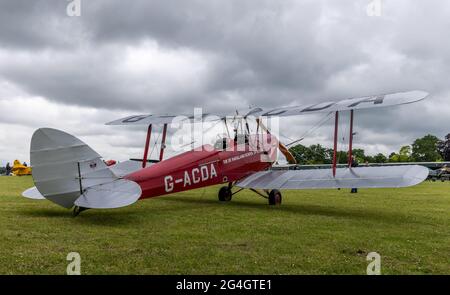 La Scuola de Havilland di Flying - De Havilland DH-82A Tiger Moth II (G-ACDA) in esposizione statica al Shuttleworth Evening Airshow il 19 giugno 2021 Foto Stock