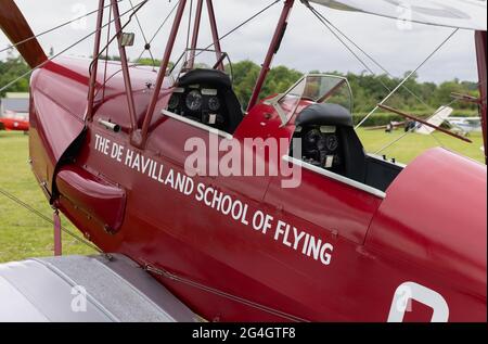 La Scuola de Havilland di Flying - De Havilland DH-82A Tiger Moth II (G-ACDA) in esposizione statica al Shuttleworth Evening Airshow il 19 giugno 2021 Foto Stock