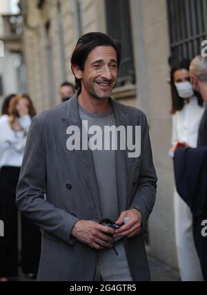 Milano, Adrien Brody alla sfilata Armani l'attore e produttore americano ADRIEN BRODY lascia l'hotel Armani e, accompagnato da Roberta Armani, cammina verso la maison Armani dove si svolgerà la sfilata di moda. Foto Stock