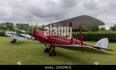 La Scuola de Havilland di Flying - De Havilland DH-82A Tiger Moth II (G-ACDA) in esposizione statica al Shuttleworth Evening Airshow il 19 giugno 2021 Foto Stock