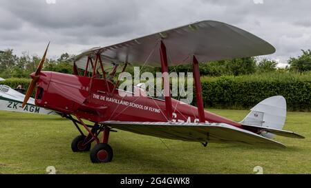 La Scuola de Havilland di Flying - De Havilland DH-82A Tiger Moth II (G-ACDA) in esposizione statica al Shuttleworth Evening Airshow il 19 giugno 2021 Foto Stock