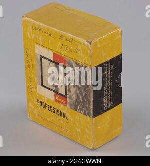 Una scatola vuota di pellicola Kodak Super Panchro-Press di tipo B, oro con grafica in bianco e nero e rosso sulla parte anteriore. La scrittura a mano lungo TC legge "Women Bust / 1965" lungo CL legge, "Rifiuta (8/3/98)." Il reverendo Henry Clay Anderson era un pastore, un insegnante, un veterano e un fotografo afro-americano, meglio conosciuto per aver catturato la vita della classe media nera di Greenville, Mississippi, dal 1948 al 1986. Foto Stock