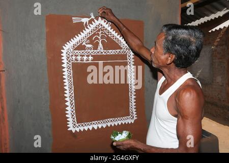 TRIBÙ LANJIA SAORA. Disegno di artista Idital un dipinto tradizionale sulla parete della casa. Puttasingh villaggio in Odisha, India Foto Stock