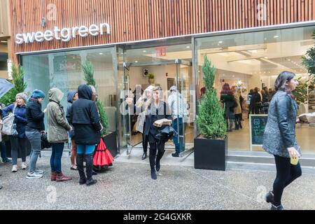 New York, Stati Uniti. 13 Nov 2017. Hordes of millennials si allineano di fronte al nuovissimo ristorante Sweetgreen nel Garment District di New York per una morbida apertura lunedì 13 novembre 2017. Il purveyor cult farm-to-table insalata e cereali ha offerto le prime 400 persone a preparare un pasto e una bevanda gratuiti prima dell'apertura ufficiale dei negozi. (Foto di Richard B. Levine) Credit: Sipa USA/Alamy Live News Foto Stock