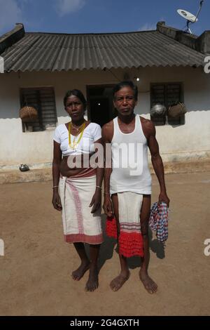 TRIBÙ LANJIA SAORA. Kudan e Kudanboi. Essi svolgono la cerimonia dei rituali iditali. Puttasingh villaggio in Odisha, India Foto Stock