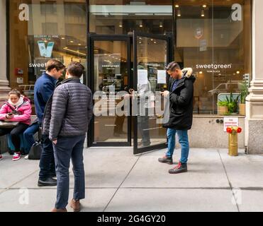 New York, Stati Uniti. 17 Marzo 2020. I clienti aspettano i loro ordini fuori da un ristorante Sweetgreen a New York martedì 17 marzo 2020. A causa della necessità di un servizio di socializzazione, bar e ristoranti sono chiusi con ristoranti autorizzati a fare solo servizio di take-out e consegna. (Foto di Richard B. Levine) Credit: Sipa USA/Alamy Live News Foto Stock