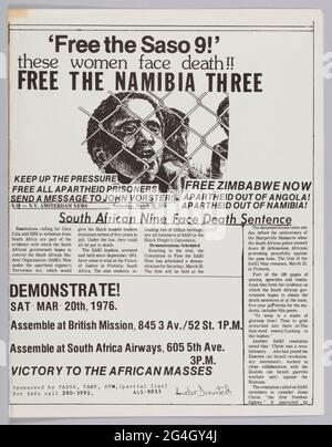 Questo volantino annuncia una dimostrazione a sostegno della liberazione del Saso 9 e della Namibia 3. Il titolo recita: ['Free the Saso 9' / queste donne affrontano la morte!! / LIBERA LA NAMIBIA TRE]. Sotto il titolo si trova un'illustrazione dei tre Namibia. Le informazioni relative alla protesta si trova nell'angolo in basso a sinistra del volantino e recita: [DIMOSTRARE! / sabato 20 MARZO 1976. / Assembly at British Mission, 845 3 Av./ 52 St. 1P.M. / Assemblle at South Africa Airways, 65 5th Ave. / 15.00 / VITTORIA ALLE MASSE AFRICANE / sponsorizzato da PASOA, YAWF, AYM, (lista parziale)]. Il retro del volantino è vuoto. Il Sud Africa Foto Stock