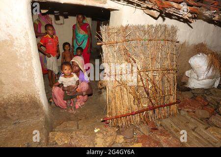 TRIBÙ KOL. Foto di famiglia all'ingresso della casa. Bhanpur Villaggio di Huzur Tehsil a Rewa Dist, Madhya Pradesh, India Foto Stock