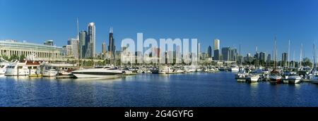 2010 STORICO SKYLINE DI LAKESHORE BURNHAM PARK HARBOUR MARINA CENTRO DI CHICAGO, ILLINOIS STATI UNITI Foto Stock