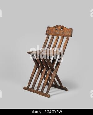 Sedia pieghevole in legno di faggio. Sedia pieghevole in legno di faggio, con cinque doghe nello schienale e nove nel sedile. Il solido superiore del retro mostra una semplice decorazione tagliata a tacca con un giglio tagliato a metà. Vedere anche: BK-15387 e BK-15388. Foto Stock