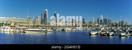 2010 STORICO SKYLINE DI LAKESHORE BURNHAM PARK HARBOUR MARINA CENTRO DI CHICAGO, ILLINOIS STATI UNITI Foto Stock