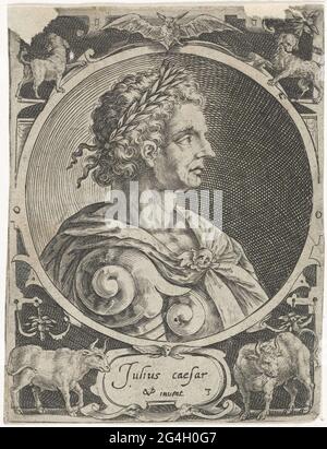 . L'eroe dell'antichità classica Giulio Cesare. Busto catturato in un medaglione con una cartouche con il suo nome sotto. Due tori e due cani negli angoli. Stampa da una serie di nove con eroi. Foto Stock